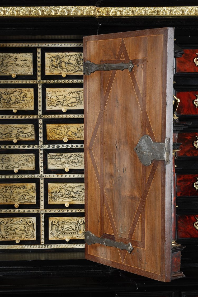 Cabinet sur pied dans le style des cabinets flamands du 17e siècle