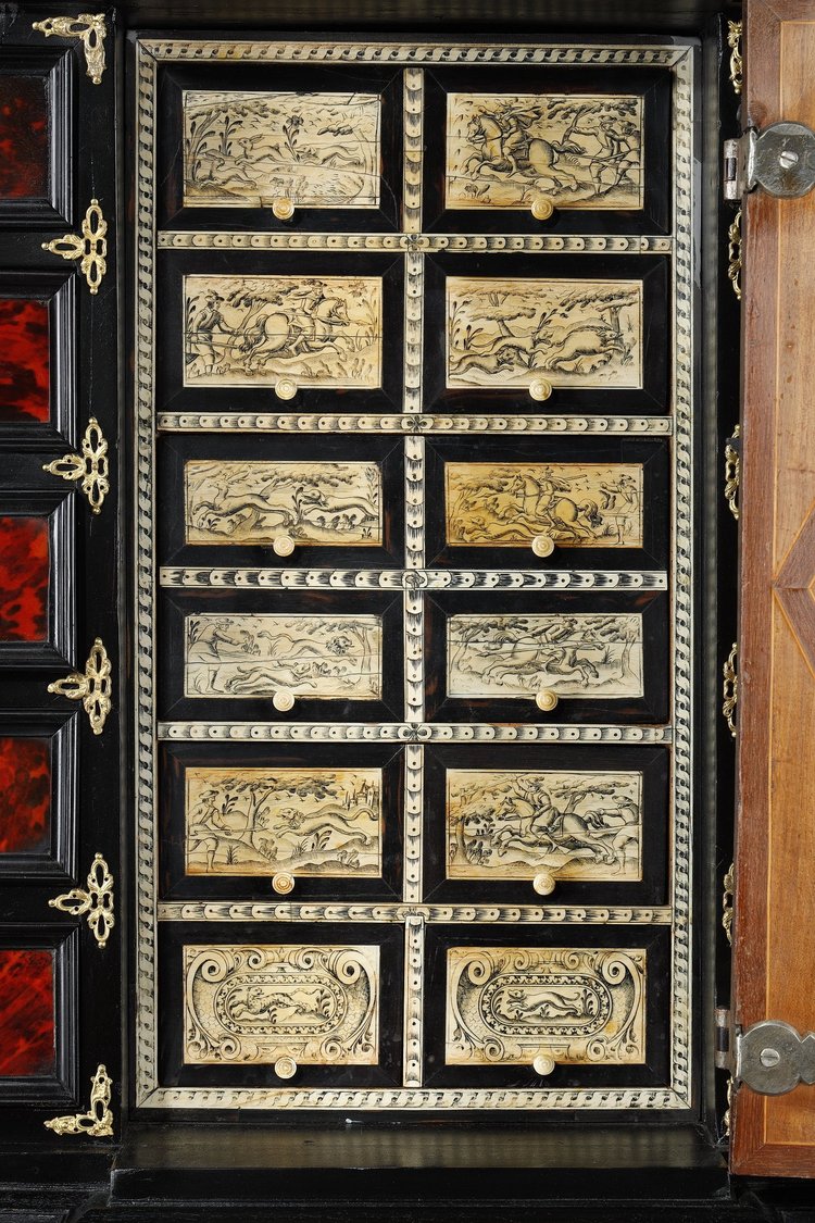 Cabinet sur pied dans le style des cabinets flamands du 17e siècle