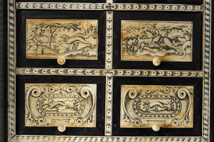 Cabinet sur pied dans le style des cabinets flamands du 17e siècle