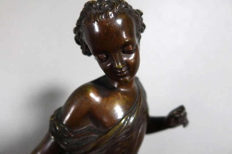 Soggetto in bronzo "L'enfant au cerceau" firmato
