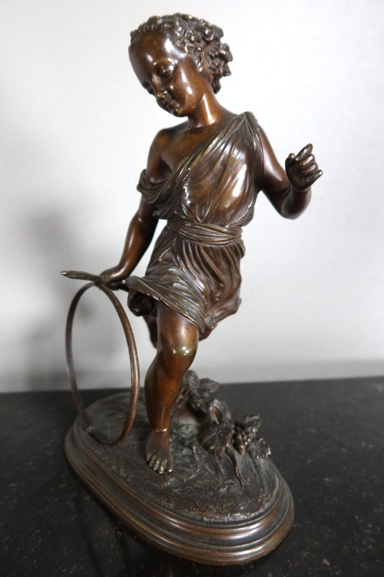 Soggetto in bronzo "L'enfant au cerceau" firmato