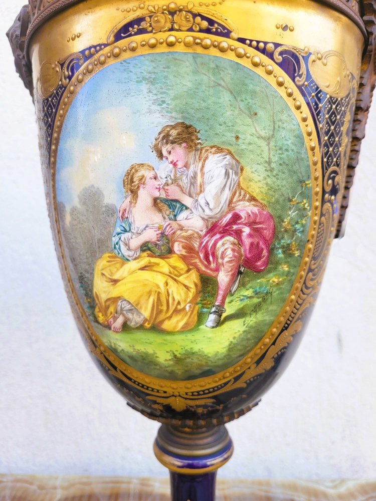 Dans le goût de Sèvres, Paire De Vases Couverts En Porcelaine, XIXème Siècle