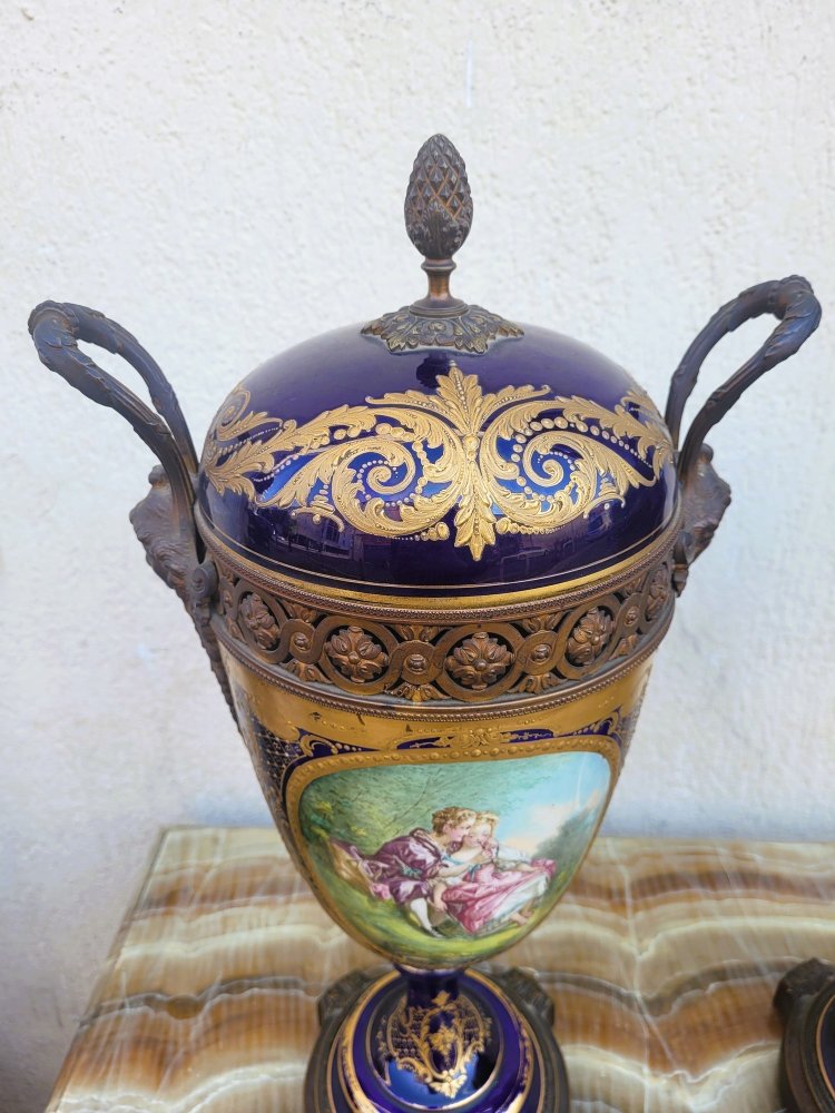 Dans le goût de Sèvres, Paire De Vases Couverts En Porcelaine, XIXème Siècle