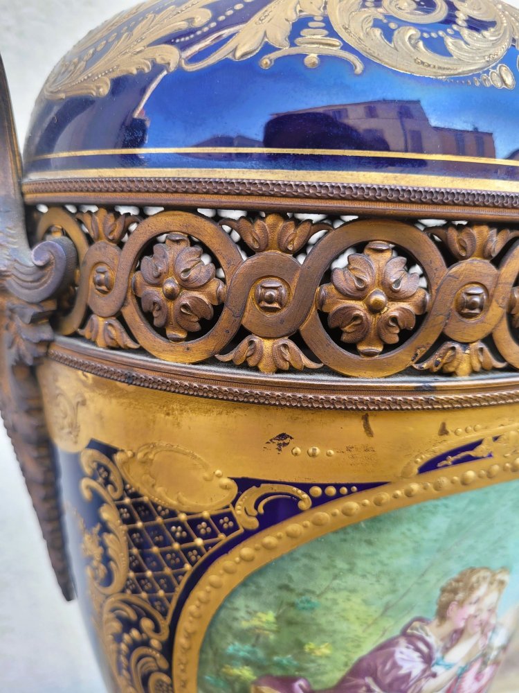 Dans le goût de Sèvres, Paire De Vases Couverts En Porcelaine, XIXème Siècle