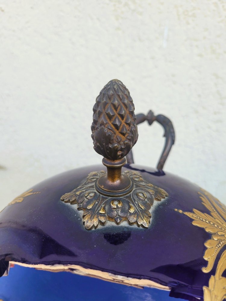 Dans le goût de Sèvres, Paire De Vases Couverts En Porcelaine, XIXème Siècle