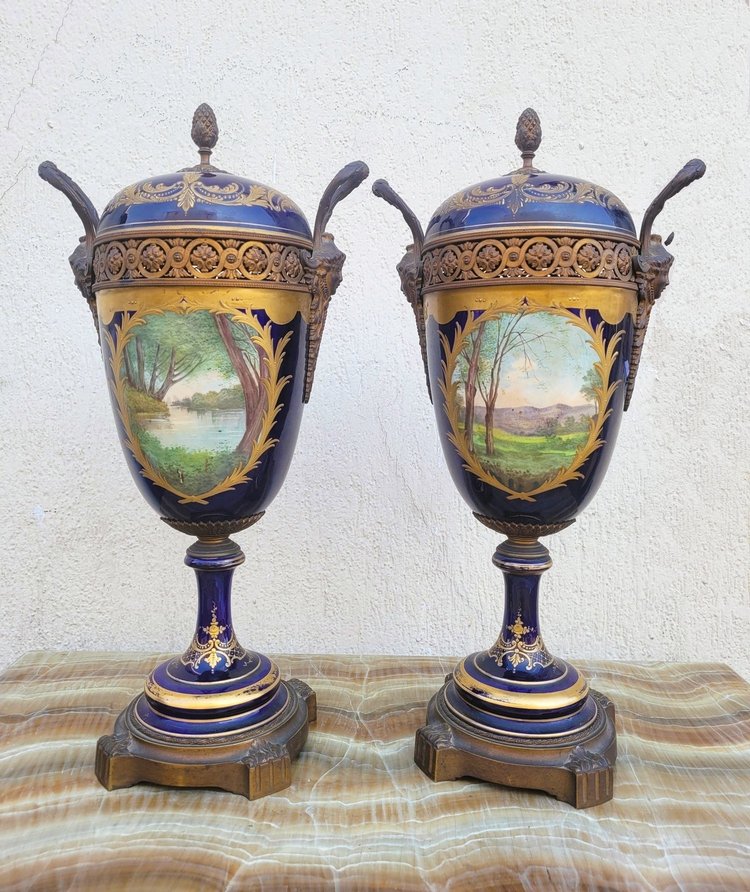 Dans le goût de Sèvres, Paire De Vases Couverts En Porcelaine, XIXème Siècle