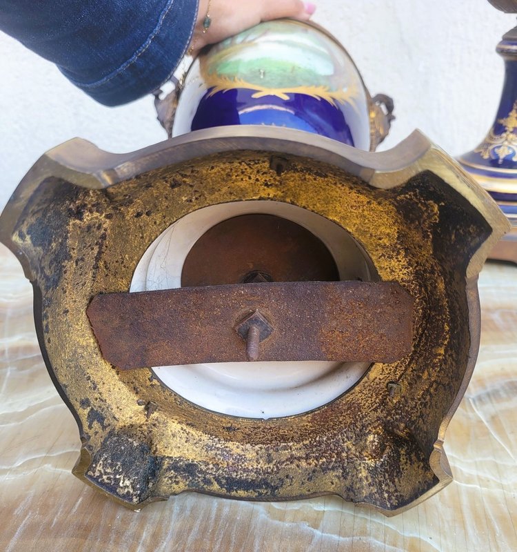Dans le goût de Sèvres, Paire De Vases Couverts En Porcelaine, XIXème Siècle