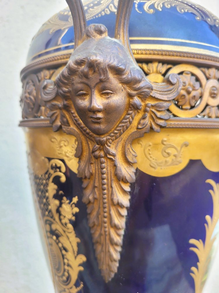 Dans le goût de Sèvres, Paire De Vases Couverts En Porcelaine, XIXème Siècle