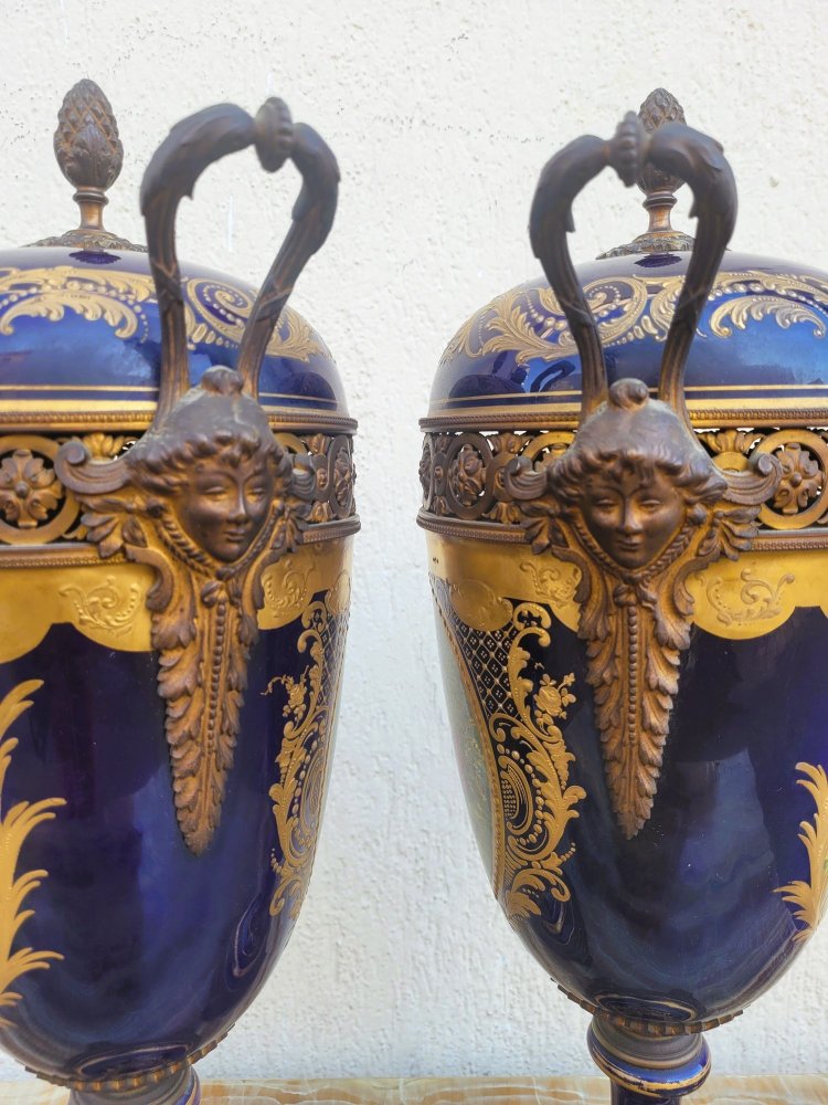 Dans le goût de Sèvres, Paire De Vases Couverts En Porcelaine, XIXème Siècle
