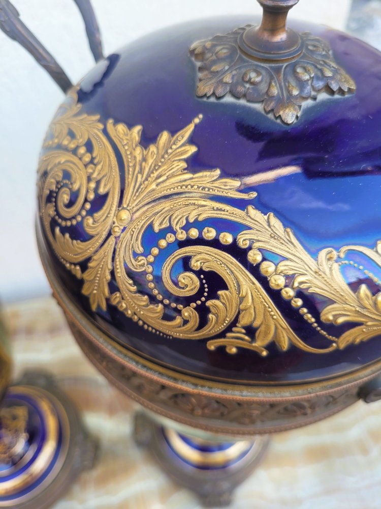 Dans le goût de Sèvres, Paire De Vases Couverts En Porcelaine, XIXème Siècle