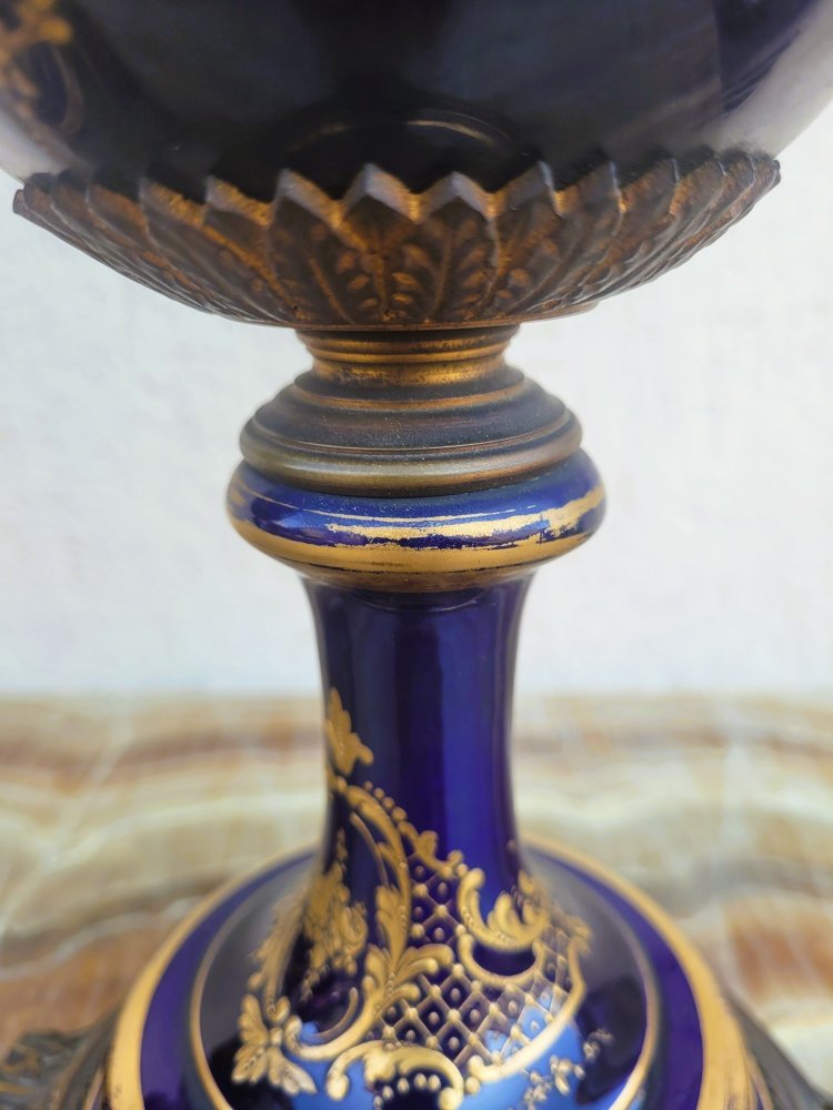 Dans le goût de Sèvres, Paire De Vases Couverts En Porcelaine, XIXème Siècle