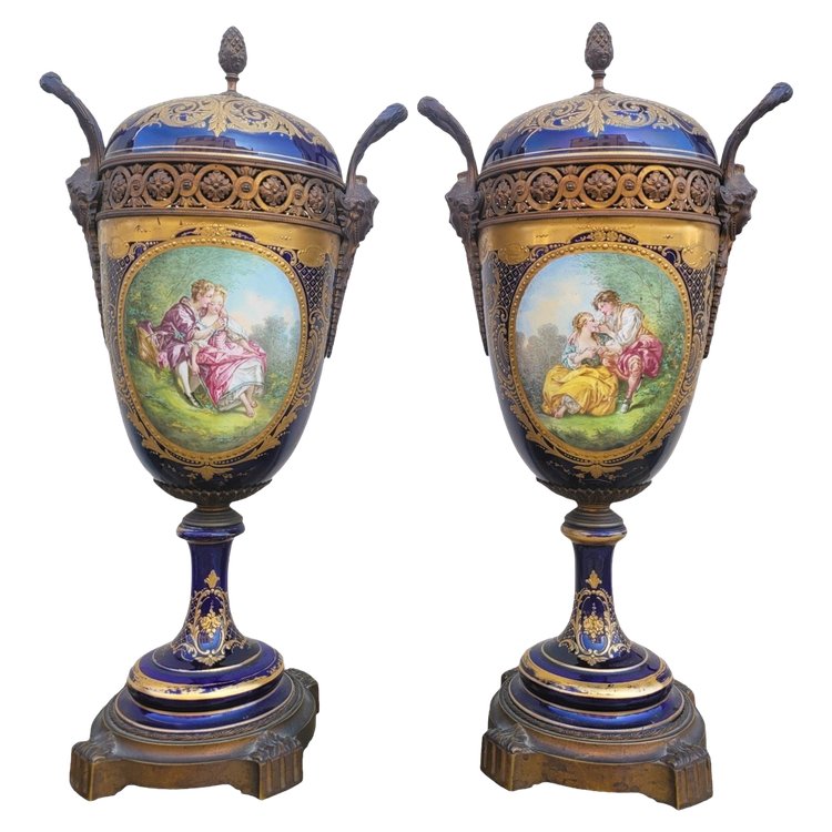 Dans le goût de Sèvres, Paire De Vases Couverts En Porcelaine, XIXème Siècle