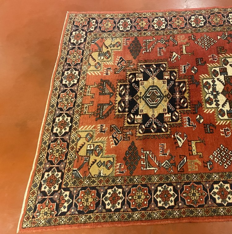 Perserteppich mit rotem Dekor