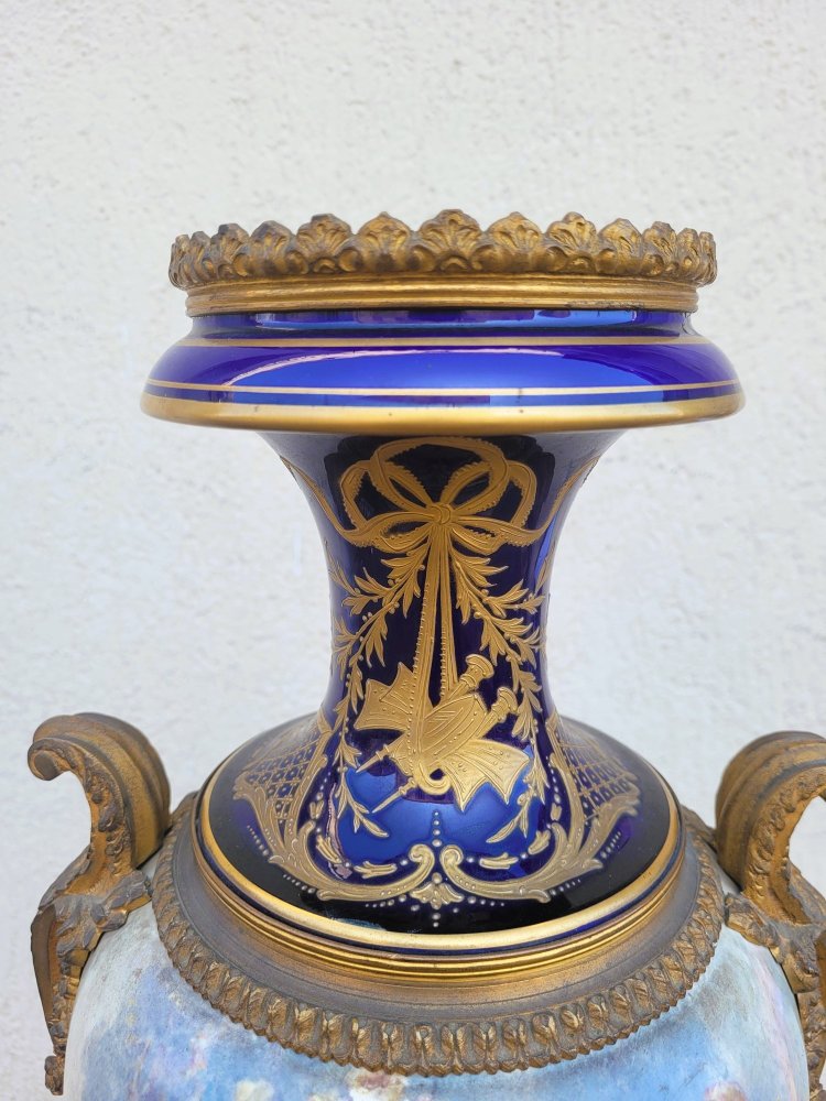 Dans Le Goût De Sèvres, grande vaso in porcellana e bronzo, XIX secolo