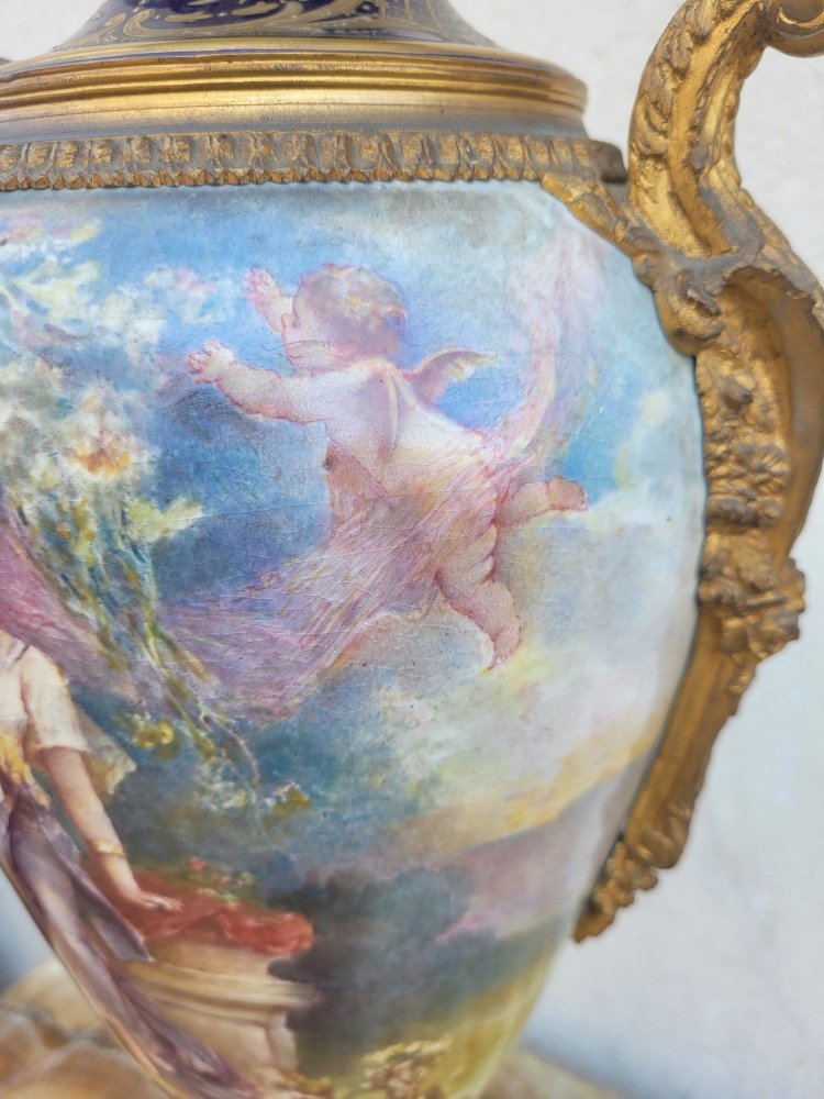 Dans Le Goût De Sèvres, grande vaso in porcellana e bronzo, XIX secolo