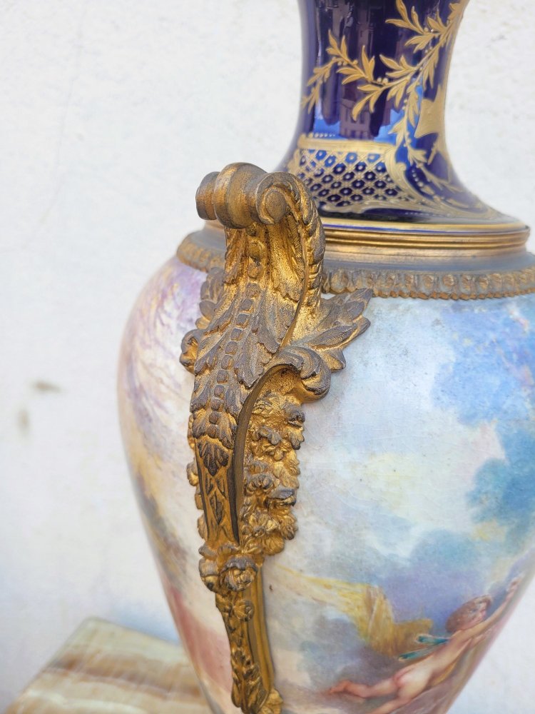 Dans Le Goût De Sèvres, grande vaso in porcellana e bronzo, XIX secolo