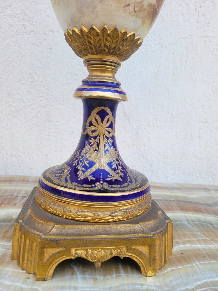 Dans Le Goût De Sèvres, grande vaso in porcellana e bronzo, XIX secolo