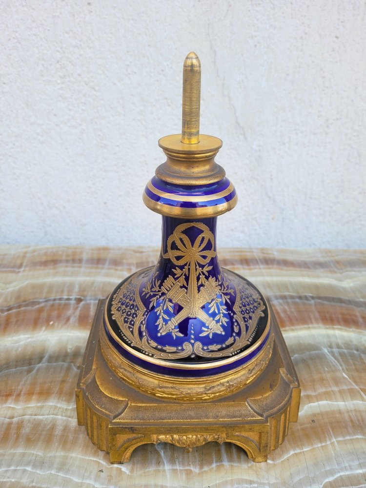 Dans Le Goût De Sèvres, grande vaso in porcellana e bronzo, XIX secolo