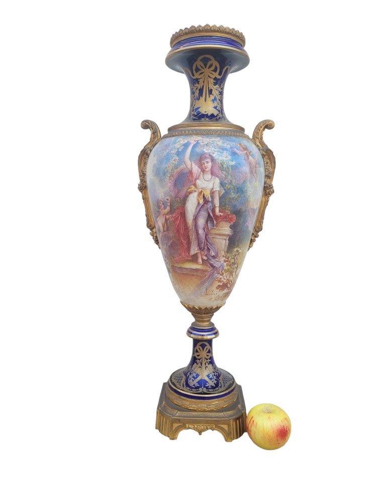 Dans Le Goût De Sèvres, grande vaso in porcellana e bronzo, XIX secolo