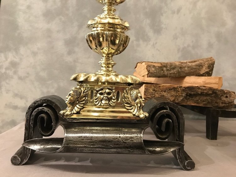 Importants chenets en bronze et fer d'époque 17 ème 