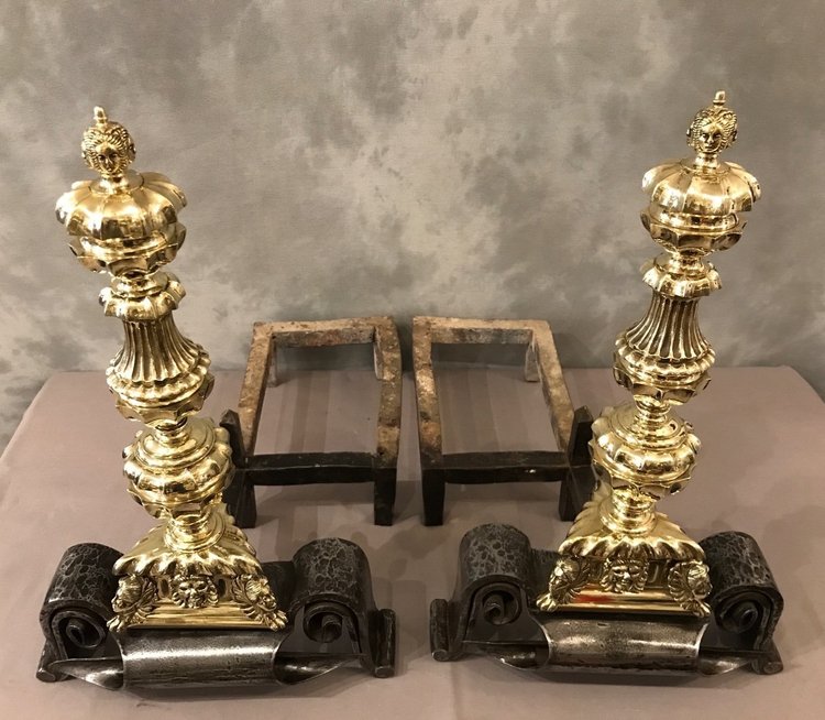 Importants chenets en bronze et fer d'époque 17 ème 