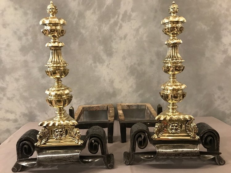 Importants chenets en bronze et fer d'époque 17 ème 
