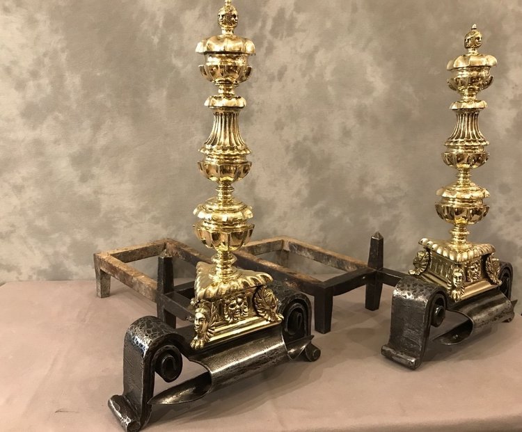 Importants chenets en bronze et fer d'époque 17 ème 