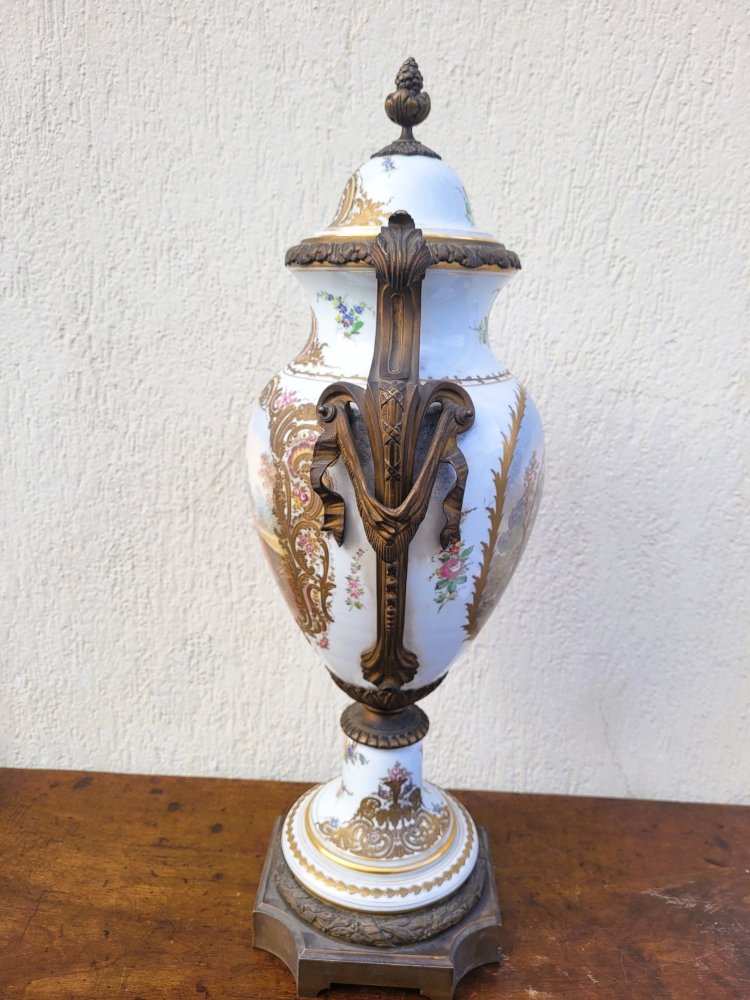 Große Drehbare Vase Aus Porzellan Und Bronze, Sèvres, 19. Jahrhundert