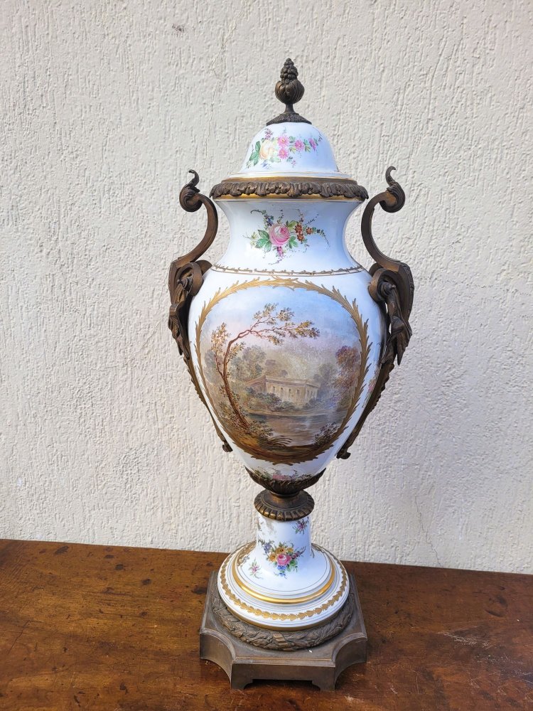 Große Drehbare Vase Aus Porzellan Und Bronze, Sèvres, 19. Jahrhundert