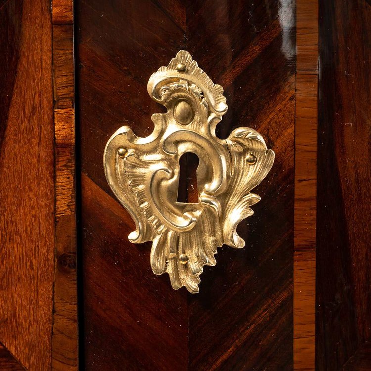 Bon Durand - Piccola cassettiera in legno di raso, palissandro e legno di violetta periodo Luigi XV 1765 ca.
