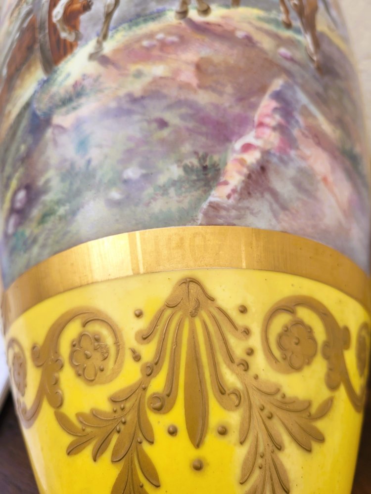 Bataille  Napoléonienne, Grand Vase En Porcelaine Jaune, XIXème Siècle