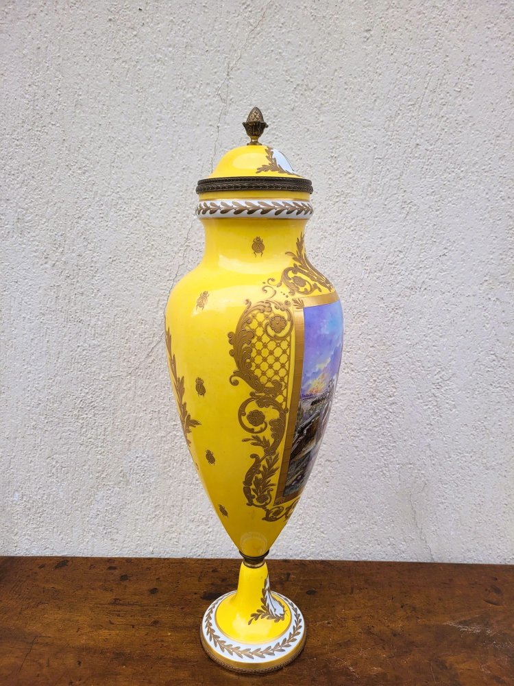 Bataille  Napoléonienne, Grand Vase En Porcelaine Jaune, XIXème Siècle
