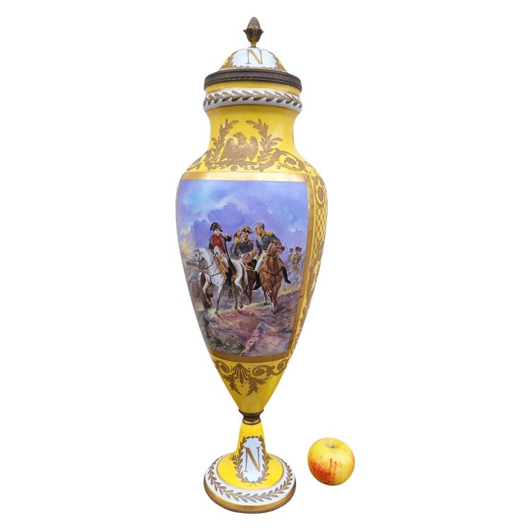 Bataille  Napoléonienne, Grand Vase En Porcelaine Jaune, XIXème Siècle
