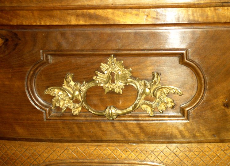 Cassettone antico in noce a 3 cassetti