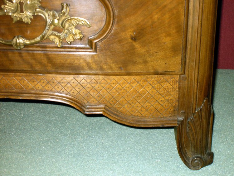 Cassettone antico in noce a 3 cassetti