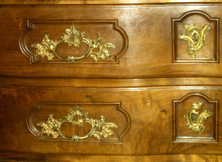 Cassettone antico in noce a 3 cassetti