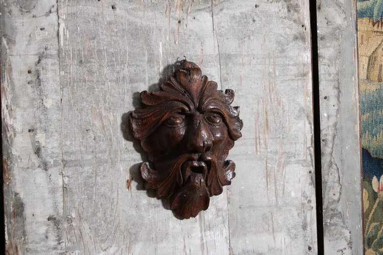 Mascaron "maschera a foglie" in legno intagliato, XVII secolo
