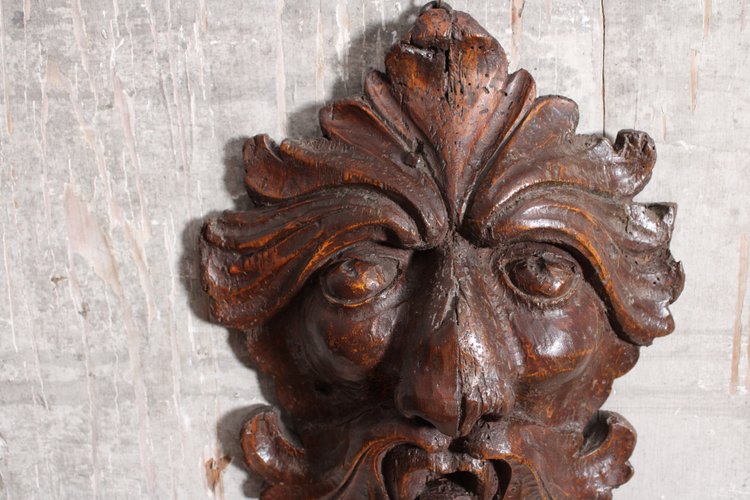 Mascaron "maschera a foglie" in legno intagliato, XVII secolo