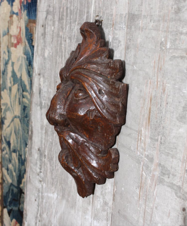 Mascaron "maschera a foglie" in legno intagliato, XVII secolo