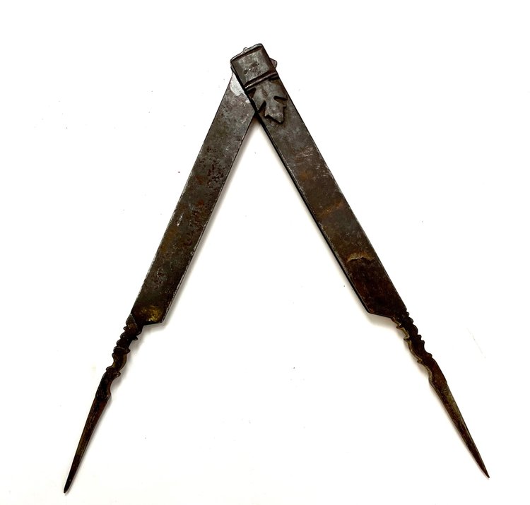 Compas en Acier Forgé – XVIIIe Siècle – Outil des Bâtisseurs de Cathédrales