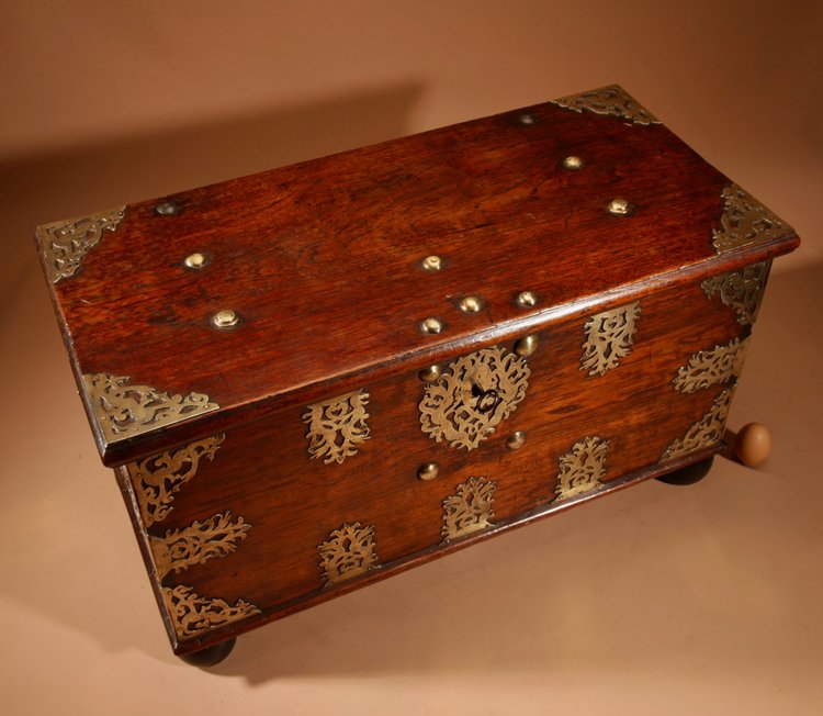 Cassapanca coloniale olandese in legno duro e ottone inciso del XVIII secolo.
