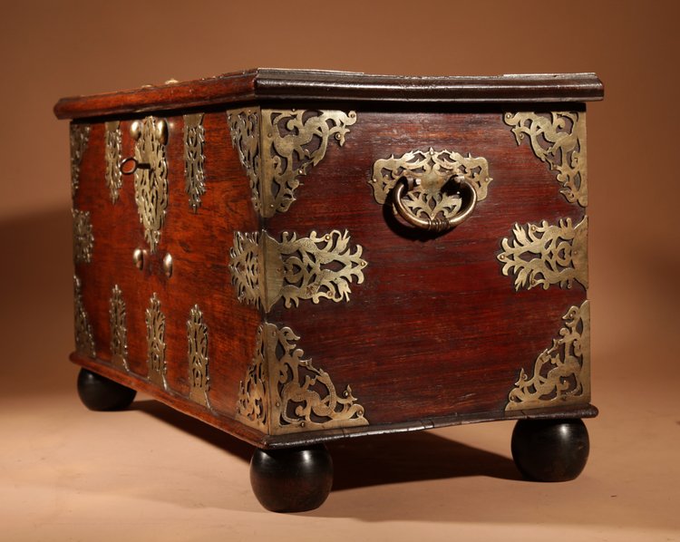 Cassapanca coloniale olandese in legno duro e ottone inciso del XVIII secolo.
