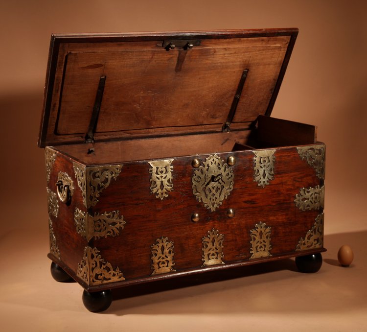 Cassapanca coloniale olandese in legno duro e ottone inciso del XVIII secolo.