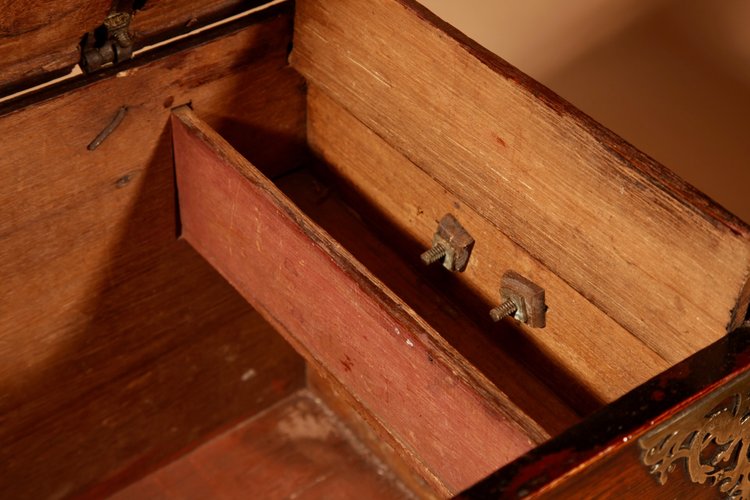 Cassapanca coloniale olandese in legno duro e ottone inciso del XVIII secolo.