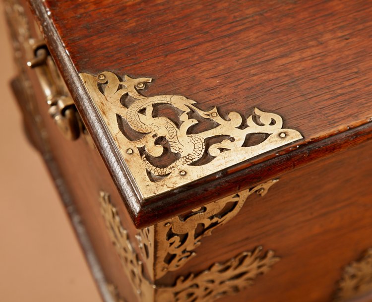 Cassapanca coloniale olandese in legno duro e ottone inciso del XVIII secolo.