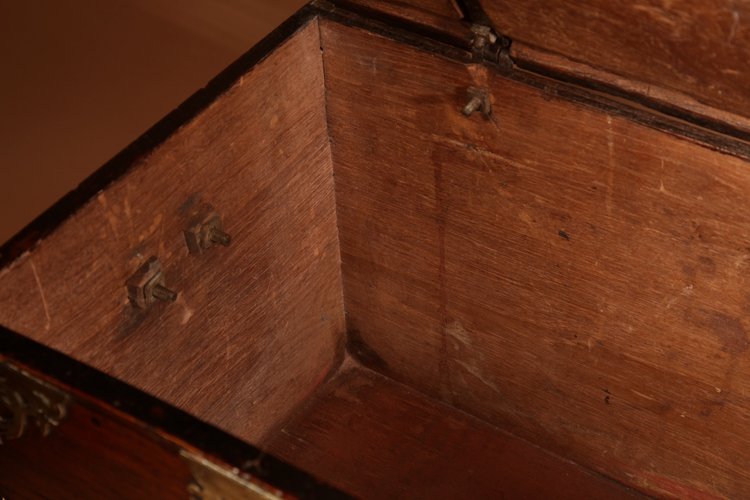 Cassapanca coloniale olandese in legno duro e ottone inciso del XVIII secolo.