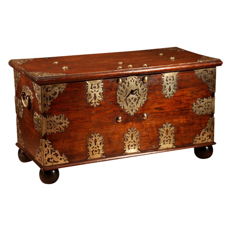 Cassapanca coloniale olandese in legno duro e ottone inciso del XVIII secolo.