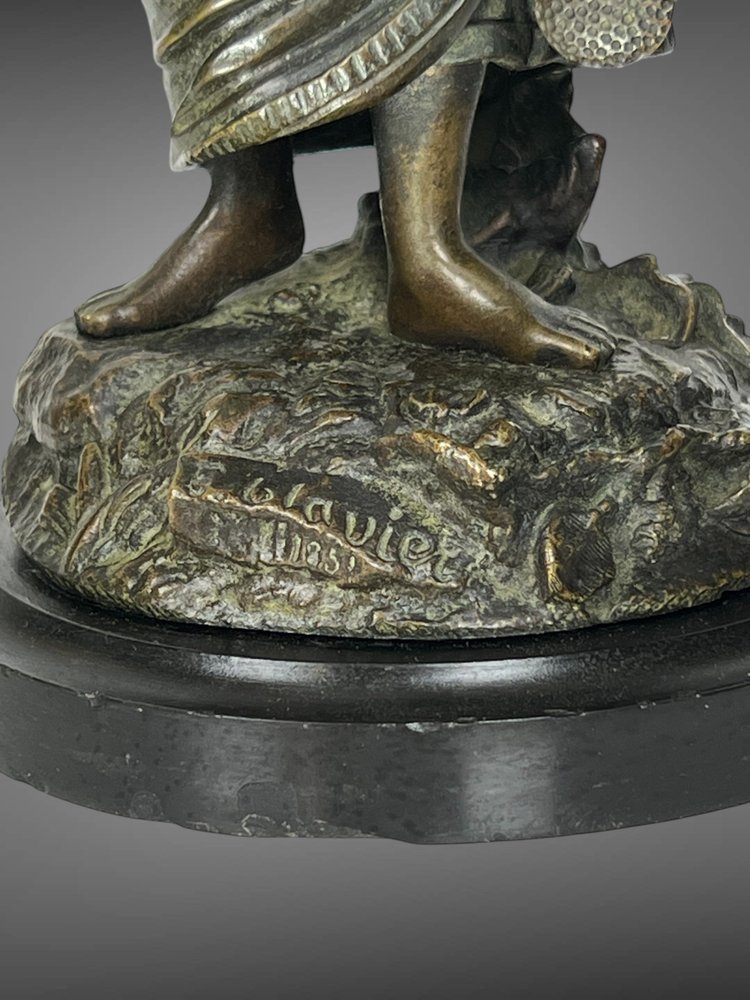 BRONZE ANCIEN A PATINE NUANCÉE SIGNÉ DE " E. CLAVIER " JEUNE FILLE A L 'ARROSOIR