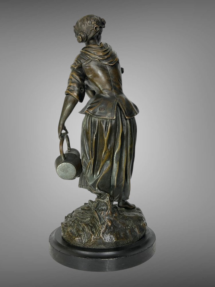 BRONZE ANCIEN A PATINE NUANCÉE SIGNÉ DE " E. CLAVIER " JEUNE FILLE A L 'ARROSOIR
