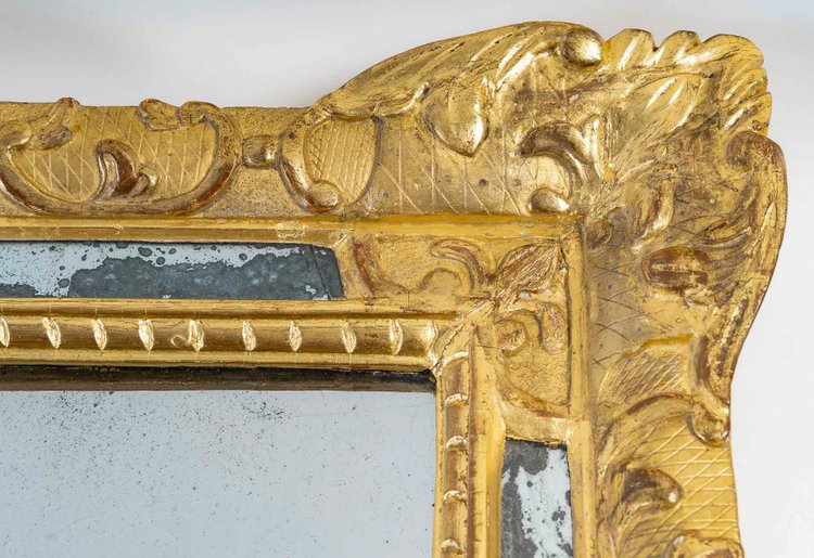 Specchio a frontone traforato in legno dorato di epoca Regency, 1720 ca.
